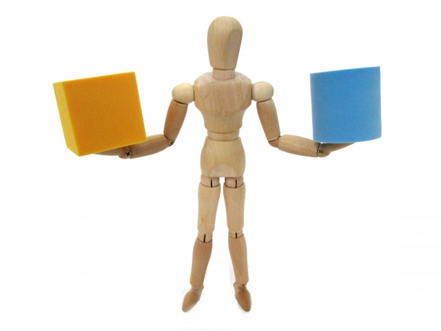 大きい箱と小さな箱を比較するデッサン人形